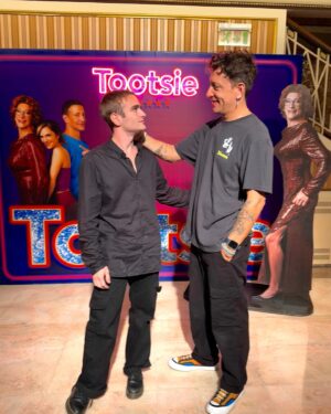Nicolás Vázquez Instagram - Un carrete de super casi angeles y amor! ❤️
Después de muchos años nos reencontramos con @tomasrossok y fue como si nos hubiéramos visto ayer. El amor está intacto. Hermoso recibirte en el teatro y tus palabras tan especiales para mi.
Obvio que teniamos que hacer uno de nuestros saludos de ficción. 😂
Te quiero mucho!!
🙌🏽🤍
