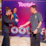 Nicolás Vázquez Instagram – Un carrete de super casi angeles y amor! ❤️
Después de muchos años nos reencontramos con @tomasrossok y fue como si nos hubiéramos visto ayer. El amor está intacto. Hermoso recibirte en el teatro y tus palabras tan especiales para mi.
Obvio que teniamos que hacer uno de nuestros saludos de ficción. 😂
Te quiero mucho!!
🙌🏽🤍