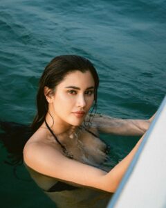 Praya Lundberg Instagram - UV level 10 🌊
