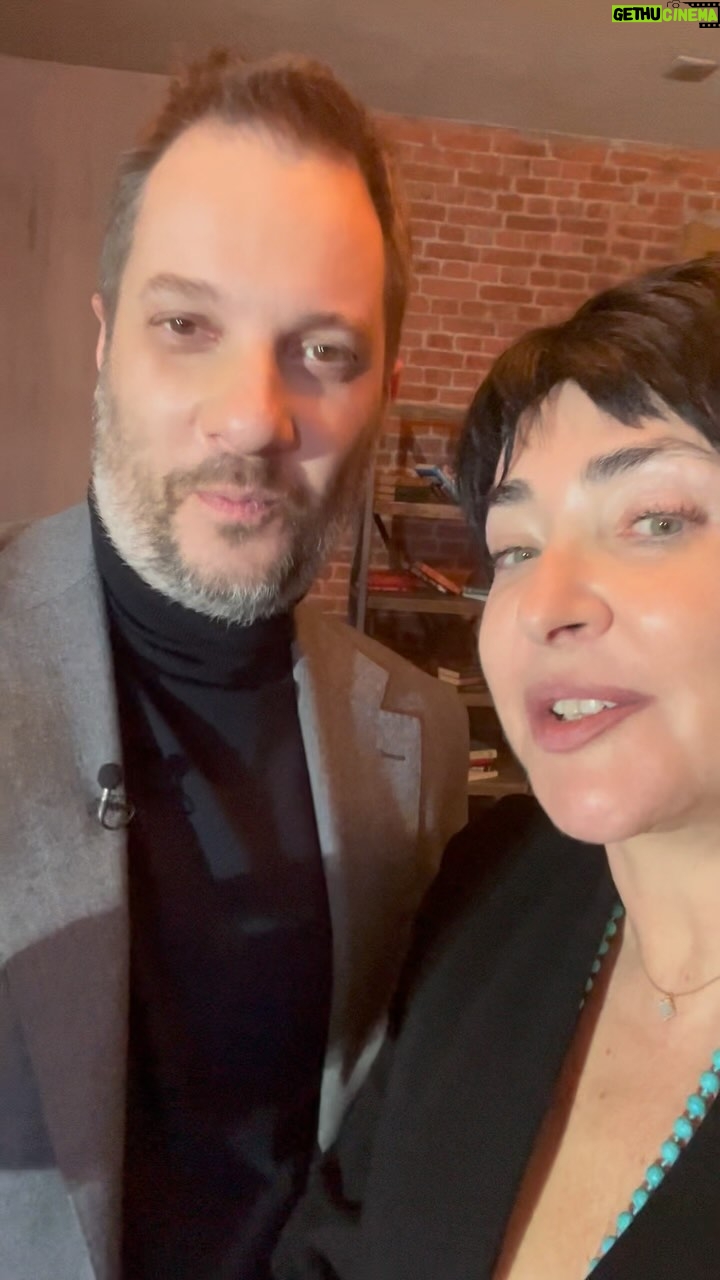 Lolita Milyavskaya Instagram - А вот я и с живым классиком, Александром Цыпкиным @alexander_tsypkin✌️🙏 Сняли передачу о книжных предпочтениях, и напросилась на его спектакли✌️👏👻