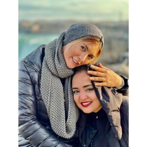 Narges Mohammadi Instagram - فریبای عزیزم 
تولدت هزاران بار مبارک 🎂♥️🌺🎂
تو خوش قلب ترین هستی عزیزم و امیدوارم خدا به وسعت قلبت زیبای هاشو برات  هدیه بیاره 
تو جذابترین مهربونترین و بامزه ترین و مهم اینکه خدا تو رو بهم هدیه داده 
کنارت خیلی خوش میگذره دوست قشنگم 
دوستت دارم♥️🌺🎂🎂🎂