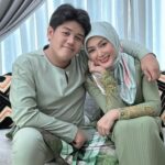 Erra Fazira Instagram – Ramadhan berlabuh, Syawal menjelma,
Dirai gembira dalam suasana sederhana,
Salam dihulur  kemaafan  dipinta
Moga ukhwah  harmoni, dijauh sengketa..
.
Salam Lebaran dari kami,
Erra , EAleesya & family..🥰🥰🥰