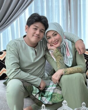 Erra Fazira Instagram - Ramadhan berlabuh, Syawal menjelma,
Dirai gembira dalam suasana sederhana,
Salam dihulur  kemaafan  dipinta
Moga ukhwah  harmoni, dijauh sengketa..
.
Salam Lebaran dari kami,
Erra , EAleesya & family..🥰🥰🥰