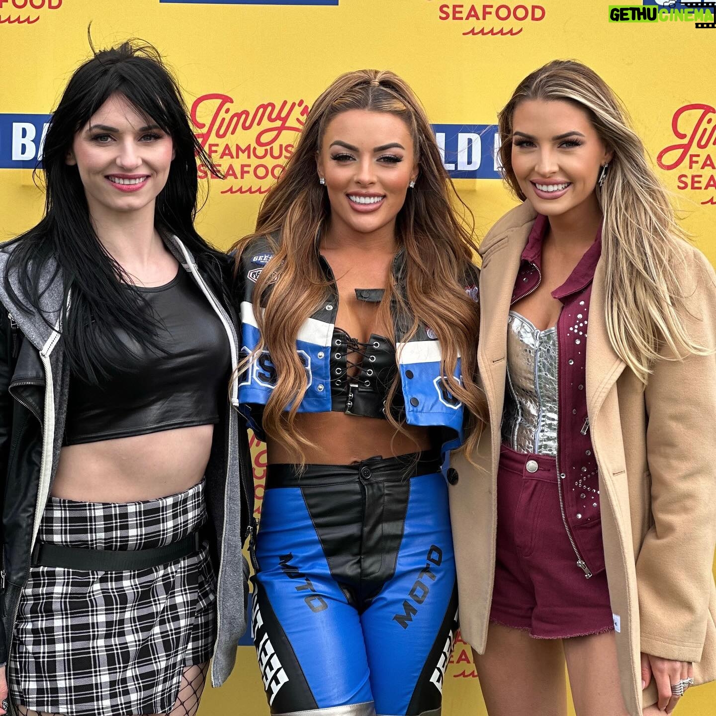 Mandy Rose Instagram - Day 2 💙🙏🏻🥰 Big thanks to all my amazing fans for coming out to see me … MISS YALL 🥹
@bigeventny @officialwrestlecon @thetailgoat @jimmysseafood
MU @annakordash
Hair @senadakxo
Outfit @egoofficial
Stylist @styledbylmc
Lashes @lushmobilebeauty
Extensions @saltylockshairext
📹 @josephashepherd @uphighllc
