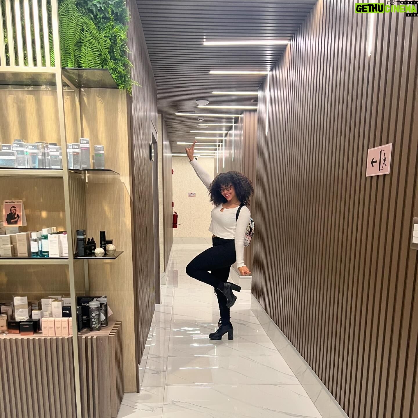 Chelsy García Instagram - Cuidando de mí misma donde los mejores @laserblu ❤️🧖♀️