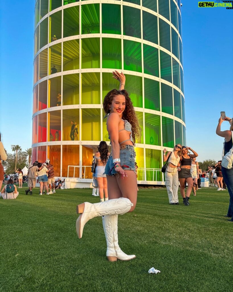 Sofie Dossi Instagram - Coachella day 1 🌴

#RedBullSummerEdition @redbullusa