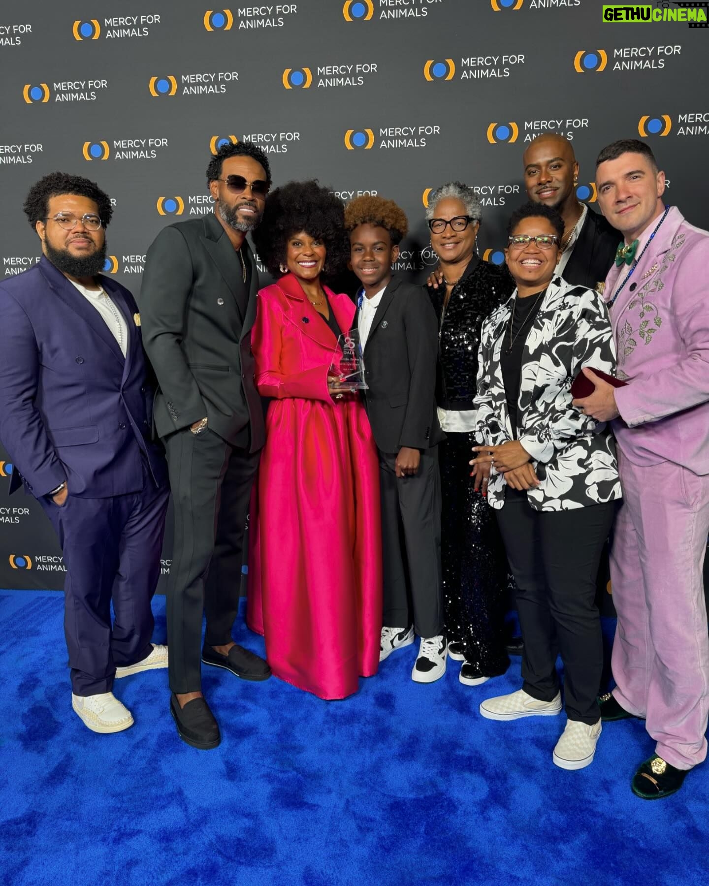 Tabitha Brown Instagram - Honored to have received the @mercyforanimals Love and Light award ❤️. Thankful to have my family and friends by my side tonight❤️. Here’s to spreading LOVE and LIGHT ❤️🙏🏾 #thankful #tabithabrown #vegans #plantbased
Thank you @themichelelopez for my beautiful suit❤️ the pink was a hit!!