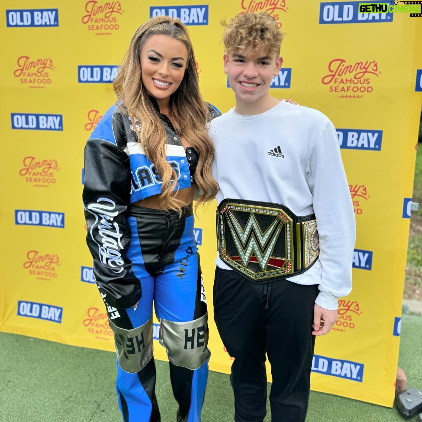 Mandy Rose Instagram - Day 2 💙🙏🏻🥰 Big thanks to all my amazing fans for coming out to see me … MISS YALL 🥹
@bigeventny @officialwrestlecon @thetailgoat @jimmysseafood
MU @annakordash
Hair @senadakxo
Outfit @egoofficial
Stylist @styledbylmc
Lashes @lushmobilebeauty
Extensions @saltylockshairext
📹 @josephashepherd @uphighllc