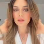 Daniela Calle Instagram - aquí tenia mucho afán donde me ven… 

Pero fue un makeup rápido y cero pesado como me gusta ultimamente❤️✨

Les gustan los labios rojos? Si o no? Los leo👀