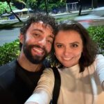 Monica Iozzi Instagram - Carrossel de amor em terras cariocas! 
Moro em São Paulo, mas uma boa parte do meu coração está no Rio de Janeiro.

Passei a última semana por lá fazendo participações em programas que eu amo e revendo minha família praiana.
Que delícia!

Obrigada aos geniais e generosos @rafaelportugal e @mariaaribeiro por me receberem tão bem. Vida longa ao “Portugal Show” e ao “Maria Vai Com os Outros”. Que maravilha ver gente boa fazendo coisas boas.
Me convidem sempre, ok? 🙌🏻

Obrigada aos meus irmãos @joaovancini , @gabrielvs , @ocaioprado , @jeanmmachado , @paulinhacpazevedo e @haiutao . Vocês são meu colo, meu aconchego longe de casa. E bem-vindo, @caiosoh ! Novo parceirinho que pretendo levar pela vida agora. 🌻

E obrigada ao meu eterno Tomate. Felipe Atra. Outrora meu namorado, hoje meu amigo querido, parte indispensável da minha família. Tão bom quando conseguimos ressignificar o amor e manter pessoas excepcionais em nossas vidas, não?  Te amo, Fê. Pra sempre. 🧡

Até breve, Rio. Até breve, amores. Nós vemos já já. ✈️
