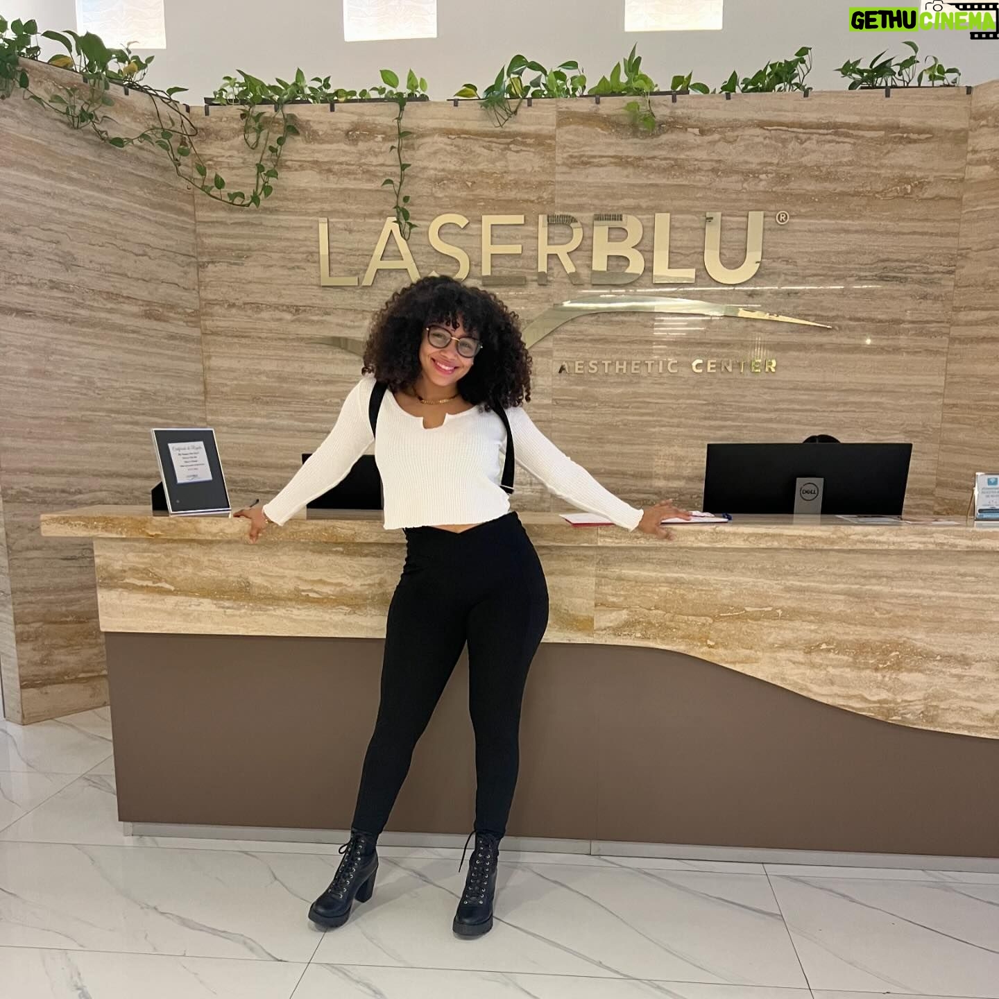 Chelsy García Instagram - Cuidando de mí misma donde los mejores @laserblu ❤️🧖♀️