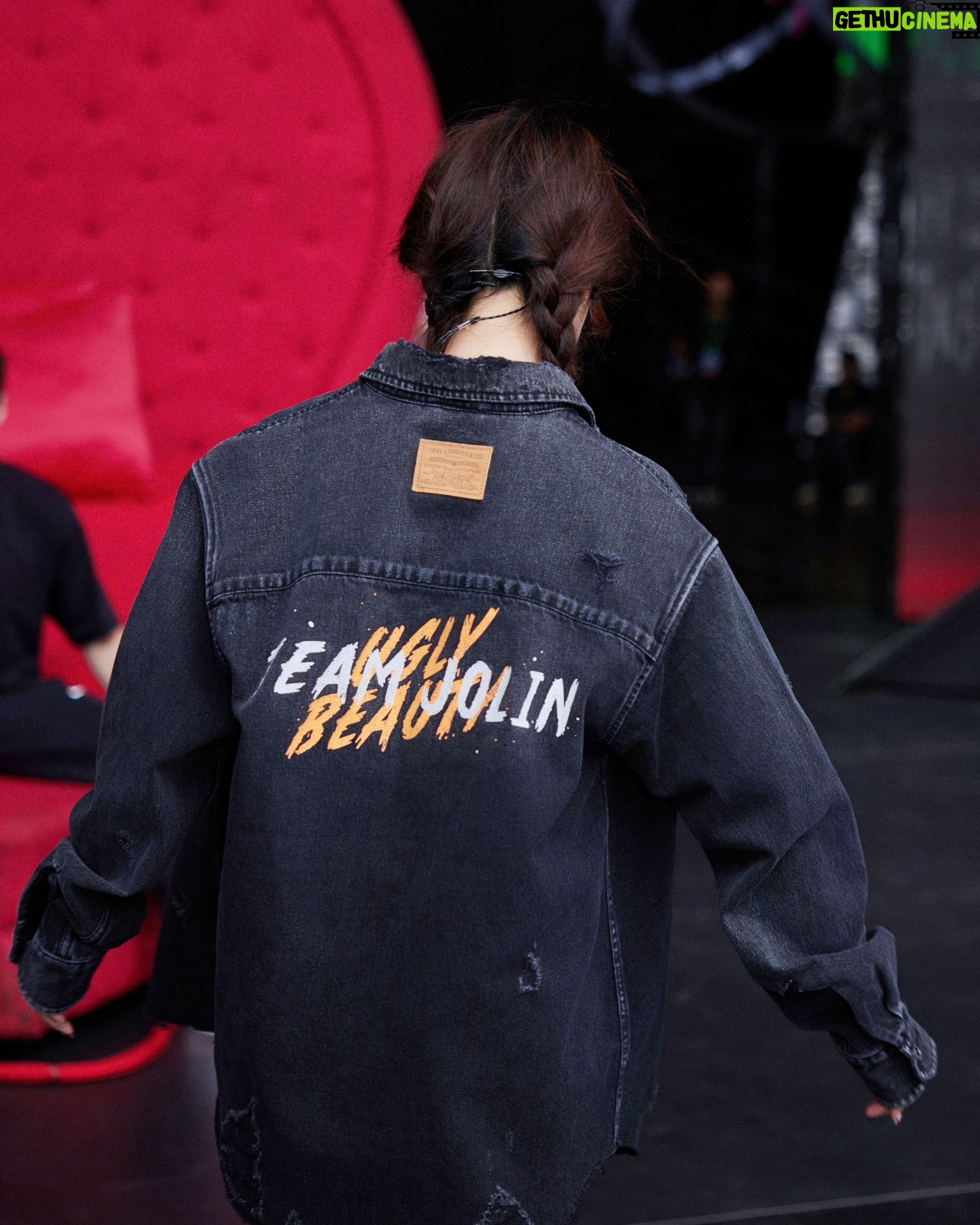 Jolin Tsai Instagram - 謝謝 @levis_hongkong
@levis_taiwan
為Team Jolin打造的Ugly beauty ×Levi's 專屬禮服
#怪有型的
#uglybeauty2024finale
#teamjeans