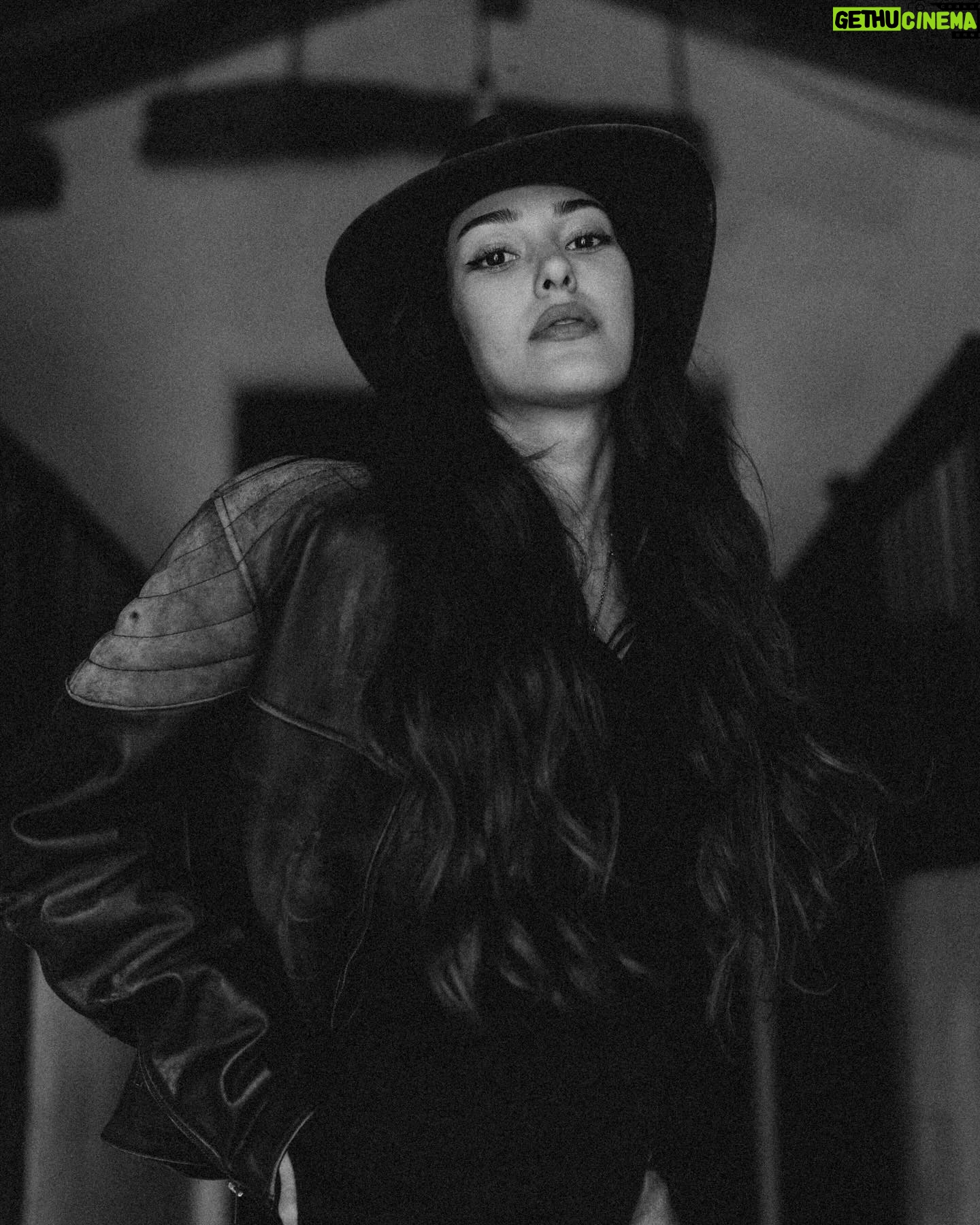 Dilan Çiçek Deniz Instagram - In my red dead redemption era