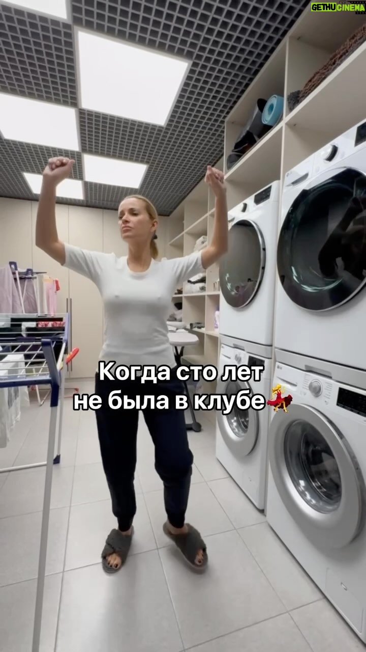 Olga Orlova Instagram - Мне кажется, время ночных клубов прошло🙈 Или это только у меня? Что думаете?🤪