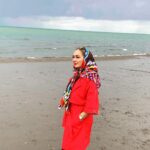 Elham Hamidi Instagram – مثل بادبادک باش، با اینکه میدونه زندگیش به نخی بنده بازم تو آسمون میرقصه و میخنده. همیشه بخند و نگران نباش……! بدون که نخ زندگیت دست خداست…………
#لبخند#خدا#الهام حمیدی