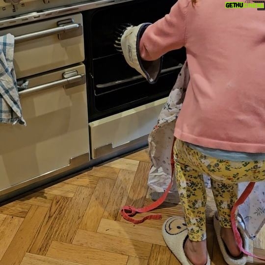Fearne Cotton Instagram - Day 43546478 of the easter holidays and we are baking cookies. Honey designed these little (icing heavy) stars.
Delish. 😋