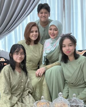Erra Fazira Instagram - Ramadhan berlabuh, Syawal menjelma,
Dirai gembira dalam suasana sederhana,
Salam dihulur  kemaafan  dipinta
Moga ukhwah  harmoni, dijauh sengketa..
.
Salam Lebaran dari kami,
Erra , EAleesya & family..🥰🥰🥰