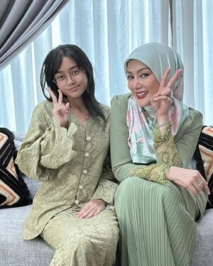 Erra Fazira Instagram - Ramadhan berlabuh, Syawal menjelma,
Dirai gembira dalam suasana sederhana,
Salam dihulur  kemaafan  dipinta
Moga ukhwah  harmoni, dijauh sengketa..
.
Salam Lebaran dari kami,
Erra , EAleesya & family..🥰🥰🥰
