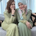 Erra Fazira Instagram – Ramadhan berlabuh, Syawal menjelma,
Dirai gembira dalam suasana sederhana,
Salam dihulur  kemaafan  dipinta
Moga ukhwah  harmoni, dijauh sengketa..
.
Salam Lebaran dari kami,
Erra , EAleesya & family..🥰🥰🥰