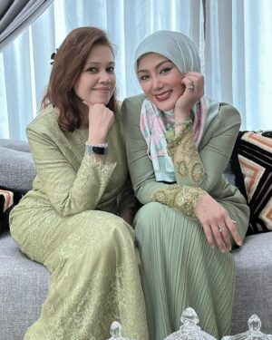 Erra Fazira Instagram - Ramadhan berlabuh, Syawal menjelma,
Dirai gembira dalam suasana sederhana,
Salam dihulur  kemaafan  dipinta
Moga ukhwah  harmoni, dijauh sengketa..
.
Salam Lebaran dari kami,
Erra , EAleesya & family..🥰🥰🥰