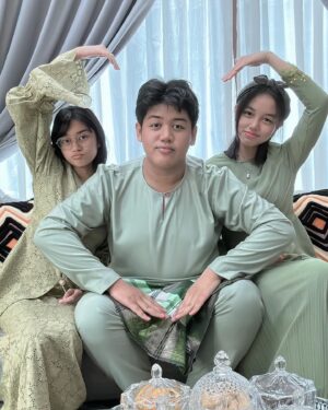 Erra Fazira Instagram - Ramadhan berlabuh, Syawal menjelma,
Dirai gembira dalam suasana sederhana,
Salam dihulur  kemaafan  dipinta
Moga ukhwah  harmoni, dijauh sengketa..
.
Salam Lebaran dari kami,
Erra , EAleesya & family..🥰🥰🥰