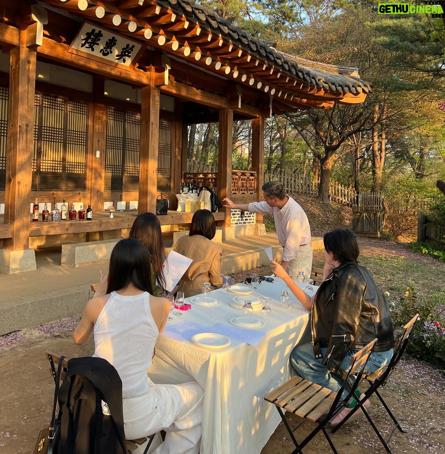 Hyomin Instagram - 예절과 인성 두마리 토끼를 다 잡아버린 어제의 요약. 풀이는 2편에 계속... 🐇🥃