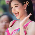 Engfa Waraha Instagram – ขอบคุณ @kingpowerofficial  มากๆเลยนะคะ ที่ให้ฟ้าได้ร่วมขบวนและมินิคอนเสิร์ตกับงาน อภิมหาสงกรานต์ รางน้ำ  KING POWER ในวันนี้ สนุกมากๆเลย 🙏🏻 

ขอบคุณแฟนคลับที่มาหากันในวันนี้ด้วยนะค้า ร้อนมากๆเลยใช่ไหม แต่สู้มาก รักน้า เจอกันนะคะ 💦🥳🎊🎉