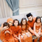 Wawa Zainal Instagram - saya dengan ini , melantik diri saya sebagai ketua warna awam BRICK ORANGE tahun ini ingin mengucapkan selamat hari raya aidilfitri 😂 

siapa brick orange hadir!!!!!!