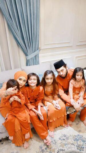Wawa Zainal Instagram - saya dengan ini , melantik diri saya sebagai ketua warna awam BRICK ORANGE tahun ini ingin mengucapkan selamat hari raya aidilfitri 😂 

siapa brick orange hadir!!!!!!