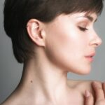 Anna-Maria Sieklucka Instagram - Czułość. 
Nabiera dla mnie nowego wymiaru - zaopiekowania się sobą. Codziennego zatrzymania w tu i teraz. Momentów, w których piję kawę w południe, nic mnie nie goni, nigdzie się nie spieszę, nikt ode mnie niczego nie chce - bo w końcu pozwalam sobie na to, by mój czas- samej ze sobą, był czymś świętym w ciągu każdego dnia. Zanurzam się wtedy w ciszy, wsłuchuję w swój wewnętrzny głos i wszystko co wokół przestaje mieć znaczenie. Lubię w tych momentach otulać się zapachem, który woła mnie w tej konkretnej chwili. Biorę głęboki wdech i jestem. Dla siebie, ze sobą i ku sobie. 
Bardzo mnie to ostatnio wzrusza, że mając zaraz 32 lata, dotarłam do momentu, w którym to JA jestem dla siebie najważniejsza. 
.
.
.
#soft #tenderness #metime #timeforchange #myself