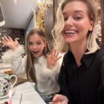 Kristina Asmus Instagram - Я должна была встречать свой День рождения на Алтае 😳🌱 Были взяты билеты и всё распланировано. Но несколько дней назад выяснилось, что мне надо срочно в эти самые даты лететь на съёмки в Хорватию 📽️ Перекроить всё было неподъёмно (особенно с другими проектами, которые залезали на хорватские даты), но мы это сделали и я прилетела в Хорватию 🇭🇷 Быстро всё перепридумала и организовала свой День рождения уже на новом месте в крутых местах 🎉 А вчера в свой День рождения я просыпаюсь и вдруг понимаю, что совсем близко…Италия!!! 😂 Беру машину и спонтанно еду дочке показывать Венецию!!! 🌊 И это было лучшим решением!!!
Просто, спокойно, без плана, без ожиданий, без контроля, без дрожи понравится гостям или нет 🤷🏼‍♀️ Без конкретного маршрута, без цели успеть всё и посетить обязательное, без походов в лучшие рестораны 🤚🏻Мы просто гуляли! И заходили в первые попавшиеся кафе, и пирожных со свечкой у меня было 3, а ещё я впечаталась в торт лицом и познакомилась с прекрасной пожилой парой 🥹
В общем, мы провели совершенно класснючий мой День рождения в Венеции! И этот день совершенно не претендовал стать особенным в жизни. Но он стал им.. 🤍
Всё-таки, в этом своём новом этапе я себе ой как нравлюсь! 😂