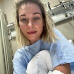 Kristina Asmus Instagram - Ну что ж, провалялась в больнице 2 дня 💉💉💉
Спасибо всем, кто написал, позвонил, что-то прислал, приехал или очень рвался!! Чувствую себя очень счастливой 💔 Слава богу это не вирус никакой, только бактерия истощения))) 🙈
Притом, раньше у меня было невероятное чувство вины за больничный день, у меня даже температура выше поднималась, если мне надо было звонить начальству и просить отлежаться 😂 Мне было стыдно за выходной или отдых, а смыслом жизни было уработаться до обморока 🤷🏼‍♀️
Сейчас всё не так. Предел наступил и пришло осознание, что нагрузка потом сама не испарится. Я уже не хочу работать на износ, а мысли о том, что я кого-то подвожу вытесняют мысли, что это не беспомощность, не слабость, а забота о себе, уважение к окружающим и разумность, ёптить 😂
То, что сейчас все 4 моих проекта изменили даты и наложились - я в ужасе и никакими ресурсами не смогла повилять. А контракты подписаны и дяди серьёзные не любят огорчаться 😂 Пришлось договариваться со своим организмом. Хотя, в 35 это уже не так-то просто )))) 
Но я точно понимаю, что больший кайф, чем собственные амбиции мне доставляет отпуск с любимым мужчиной, когда держу за руку ребёнка или готовлю пасту для гостей )) 🌝 А делегировать оказалось не страшно. Корректировать привычки и прислушиваться к телу даж приятно. А главная моя суперсила года - признание в ограничении ресурсов. Больше у будущего я забирать не хочу… 👐🏻