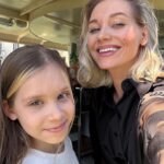 Kristina Asmus Instagram - Этот человек из поколения альфа сводит меня с ума 🤪🥹 
У дочки было кольцо-сердечко. Мы сидели в кафе и она попросила карандаш для губ и не подглядывать)))) Нарисовала на щеках буквы I и U, получилось I love you. Только Настя рисовала через зеркало и буквы получились наоборот 😂😂😂 Ну и вместо первой буквы последняя, но главное же посыл 😂
Так круто, что в этой новой ментальности дочь в подростковом возрасте каждый день делает такие трогательные приятности. А ещё Настя лучший фотограф 🌪️ И это парт || нашей внезапной поездки в Венецию 💙
А если вдруг на одной из фотографий вы заметите неправильно застёгнутые на мне пуговицы, не торопитесь с выводами 😅 Это не издержки переодевания в машине, что вы, это знаменитая венецианская фишка, тут все так ходят 😂