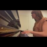 Aitana Instagram - hoy ha salido #ParedconPared en @netflix @netflixes dirigida por @patriciafont_dir 
Este vídeo me da mucha nostalgia, era en mis momentos de estar aprendiéndome/ensayando la canción “Cuando Será”, al piano. 
No es un vídeo perfecto pero me transporta a justo antes del momento tan bonito que viví esos meses rodando la peli, empezar un proyecto completamente nuevo rodeada de compañeros increíbles, que me ayudaron muchísimo con todo…. gracias @fernandoguallar @nataliaro92 @pacotous @miguelamunoz @ajezierski 💭💘
Y nada… volver a estar ahí, con el piano, volver a tomar clases con @crisleix (una auténtica CRACK)
MI PRIMERA PELI 🥹, ojalá la disfrutéis mucho. 
“Cuando Será” es la canción de la película, la hice con Tommy Torres y con Sebas. 
Ellos de hecho empezaron la idea y yo me sume más tarde. Gracias por haber dejado que forme parte de esta película tan importante para mí 🙏🏼💘
YA ES VUESTRAAAAAAA, ojalá la disfrutéis y os riáis y enamoréis un poquito 💘💘💘💘💘