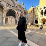 Kristina Asmus Instagram - Этот человек из поколения альфа сводит меня с ума 🤪🥹 
У дочки было кольцо-сердечко. Мы сидели в кафе и она попросила карандаш для губ и не подглядывать)))) Нарисовала на щеках буквы I и U, получилось I love you. Только Настя рисовала через зеркало и буквы получились наоборот 😂😂😂 Ну и вместо первой буквы последняя, но главное же посыл 😂
Так круто, что в этой новой ментальности дочь в подростковом возрасте каждый день делает такие трогательные приятности. А ещё Настя лучший фотограф 🌪️ И это парт || нашей внезапной поездки в Венецию 💙
А если вдруг на одной из фотографий вы заметите неправильно застёгнутые на мне пуговицы, не торопитесь с выводами 😅 Это не издержки переодевания в машине, что вы, это знаменитая венецианская фишка, тут все так ходят 😂