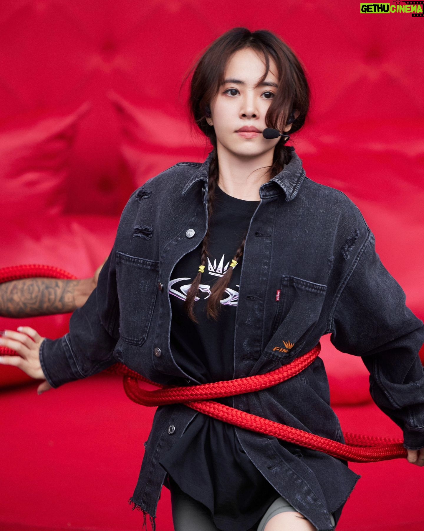Jolin Tsai Instagram - 謝謝 @levis_hongkong
@levis_taiwan
為Team Jolin打造的Ugly beauty ×Levi's 專屬禮服
#怪有型的
#uglybeauty2024finale
#teamjeans