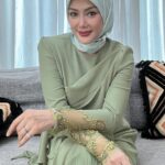 Erra Fazira Instagram – Ramadhan berlabuh, Syawal menjelma,
Dirai gembira dalam suasana sederhana,
Salam dihulur  kemaafan  dipinta
Moga ukhwah  harmoni, dijauh sengketa..
.
Salam Lebaran dari kami,
Erra , EAleesya & family..🥰🥰🥰