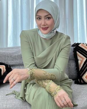 Erra Fazira Instagram - Ramadhan berlabuh, Syawal menjelma,
Dirai gembira dalam suasana sederhana,
Salam dihulur  kemaafan  dipinta
Moga ukhwah  harmoni, dijauh sengketa..
.
Salam Lebaran dari kami,
Erra , EAleesya & family..🥰🥰🥰