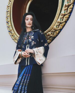 Fan Bingbing Instagram - Sawadee ka! 🥰 
Thai coconut, yummy!

Photographed by: @zhao.pt