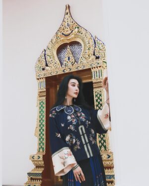 Fan Bingbing Instagram - Sawadee ka! 🥰 
Thai coconut, yummy!

Photographed by: @zhao.pt