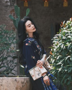 Fan Bingbing Instagram - Sawadee ka! 🥰 
Thai coconut, yummy!

Photographed by: @zhao.pt