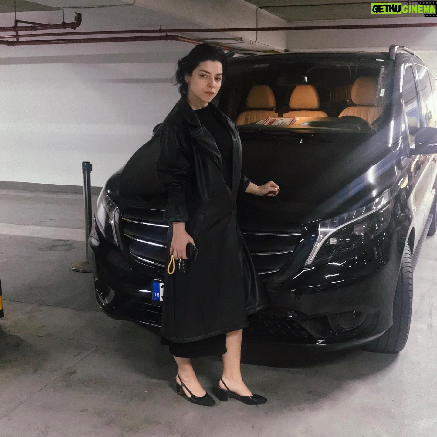 Merve Boluğur Instagram - Yine siyahlara büründüm🙃makyajsız bir gün✂️