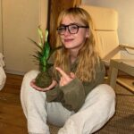 Clara Galle Instagram - 22! 🌱 Otro año más que pienso ser así de chula, macarra y tonta. Me he comprado una planta que parece del jurásico, más vida aún!! Hoy solo doy gracias por la gente que me deja ser yo.

(Una foto del año del mundial con la calcomanía en la clavícula preparada para ser sirena; Pluto; otra en la selva de mi casa; y mi nueva selva que aún no tiene nombre)