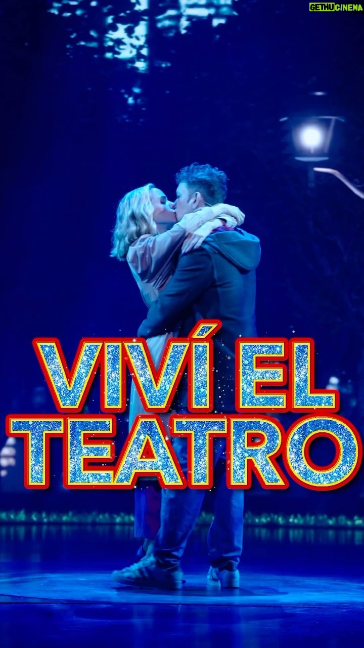 Nicolás Vázquez Instagram - Humor y amor! Somos Tootsie!
Gracias al público por tanto!!
Todo lo que nos desean a nosotros el doble para ustedes!! 🙌🏽❤️🎭👆🏽