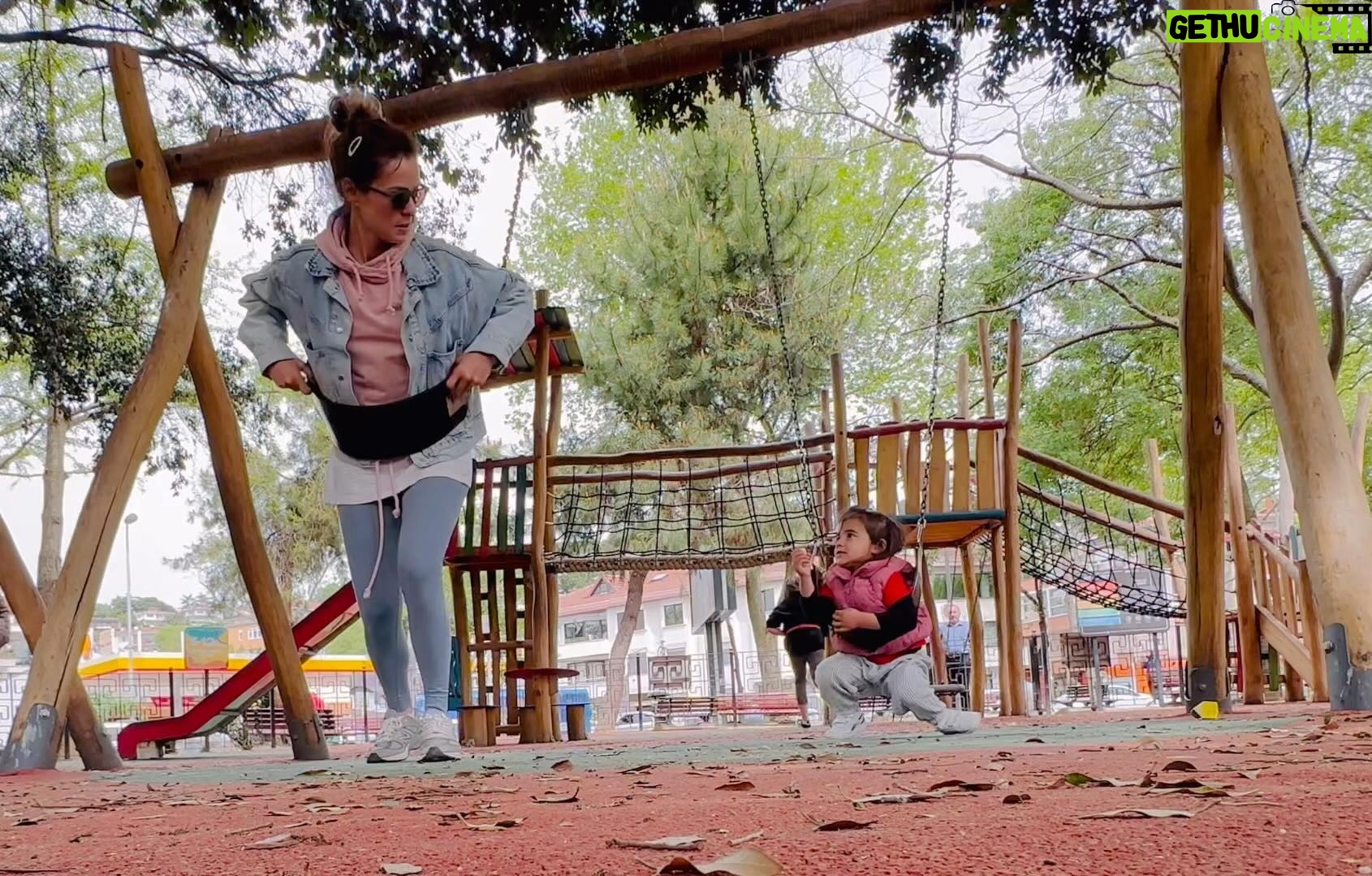 Özge Özpirinçci Instagram - “Bugün kimin doğumgünü anne?”
“Bütün çocukların Mercan!”
“Bugün Atatürk’ün mü hediyesi anne?”
“Evet Mercan! 🥹”
“Pasta yiycez mi?”
🫠🫠🫠
#23NisanUlusalEgemenlikveÇocukBayramı #engüzelbayram