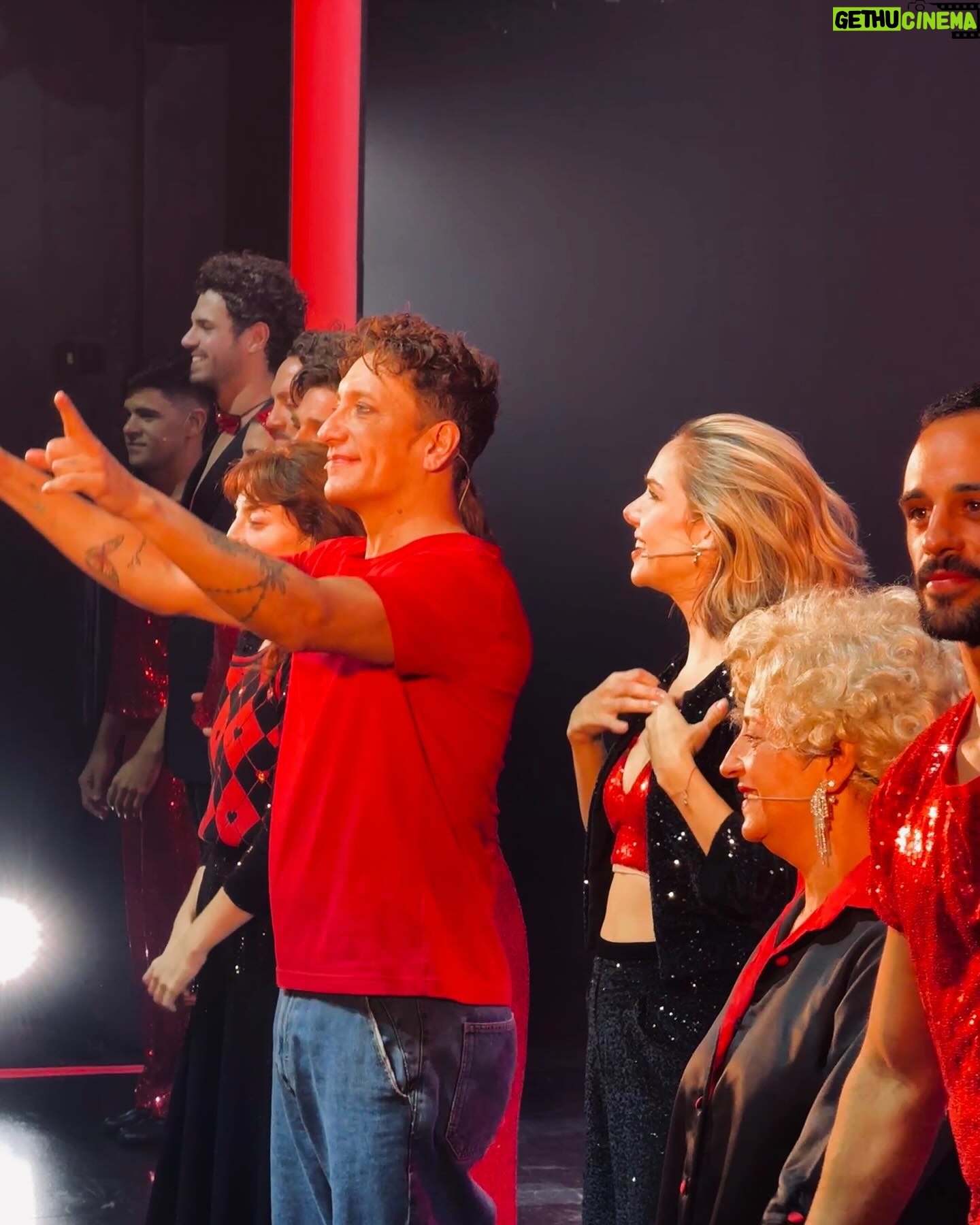 Nicolás Vázquez Instagram - Entre camarines y escenario.
Gracias a la vida!
Gracias al público por tanto amor y llenar las salas desde hace dos años. Felices y agradecidos con lo que les sucede. Todo lo que nos desean a nosotros el doble para ustedes!! 🙌🏽❤️🔥🎭👆🏽