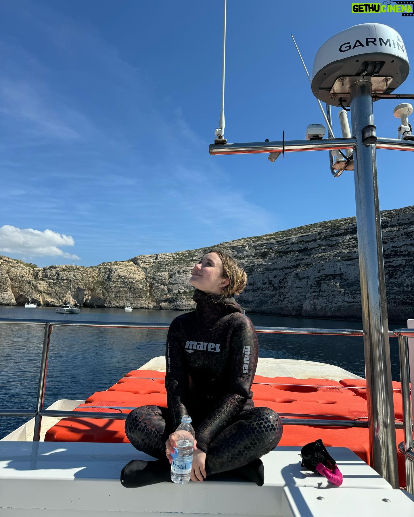 Julia Beautx Instagram - Die vorletzte Länderchallenge in 8 Bildern und Videos 🐟
Slide 1: Coole Pose auf coolem Stein ✌🏼
Slide 2: Da wäre schon fast der erste Tauchgang gestartet.
Slide 3: Joey Unterwasser.
Slide 4: Julia über Wasser.
Slide 5: Joey am Wasserrand.
Slide 6: Julia Unterwasser (auf dem Weg, um aus dem Wasser zu kommen)
Slide 7: Da war die Welt noch in Ordnung ✨
Slide 8: Wir beide, komplett fertig.
#juliavsjoey #juliabeautx #joeysjungle
