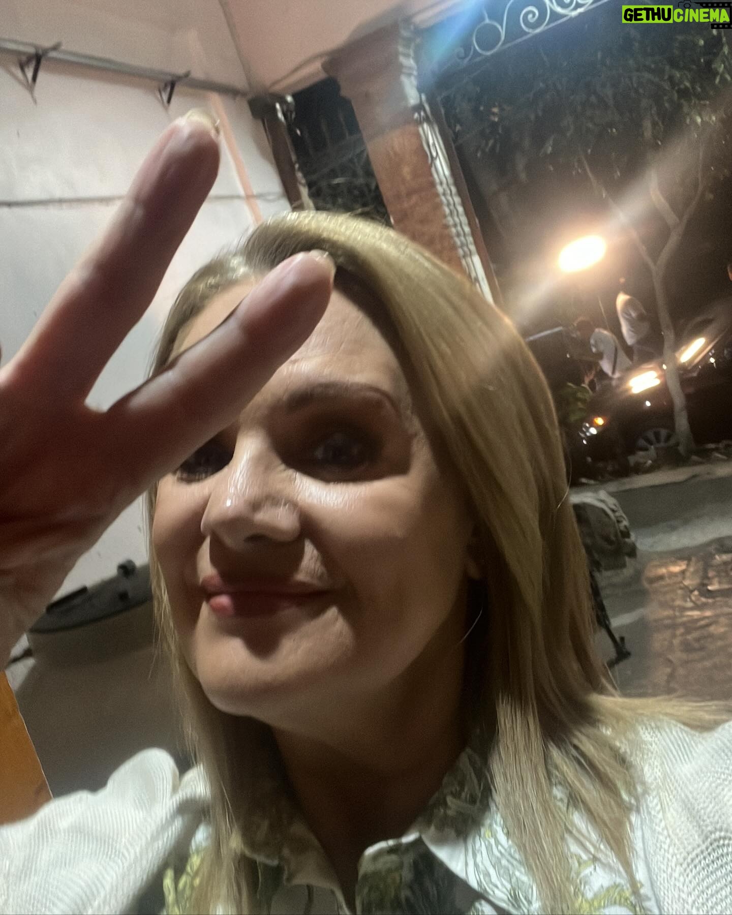 Erika Buenfil Instagram - Buen inicio de mes!!✌🏻#MAYO
