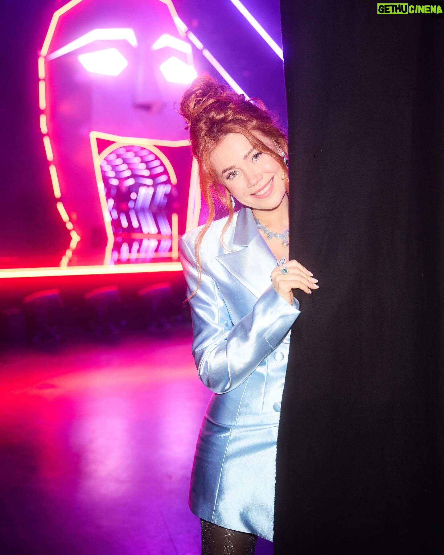 Palina Rojinski Instagram - In Hellblau rät es sich am Schönsten! Was für tolle Perfomances das gestern wieder waren bei @masked.singer.germany . Jetzt geht’s in großen Schritten aufs Finale zu! Was sind eure Tipps für die letzten Kostüme?
