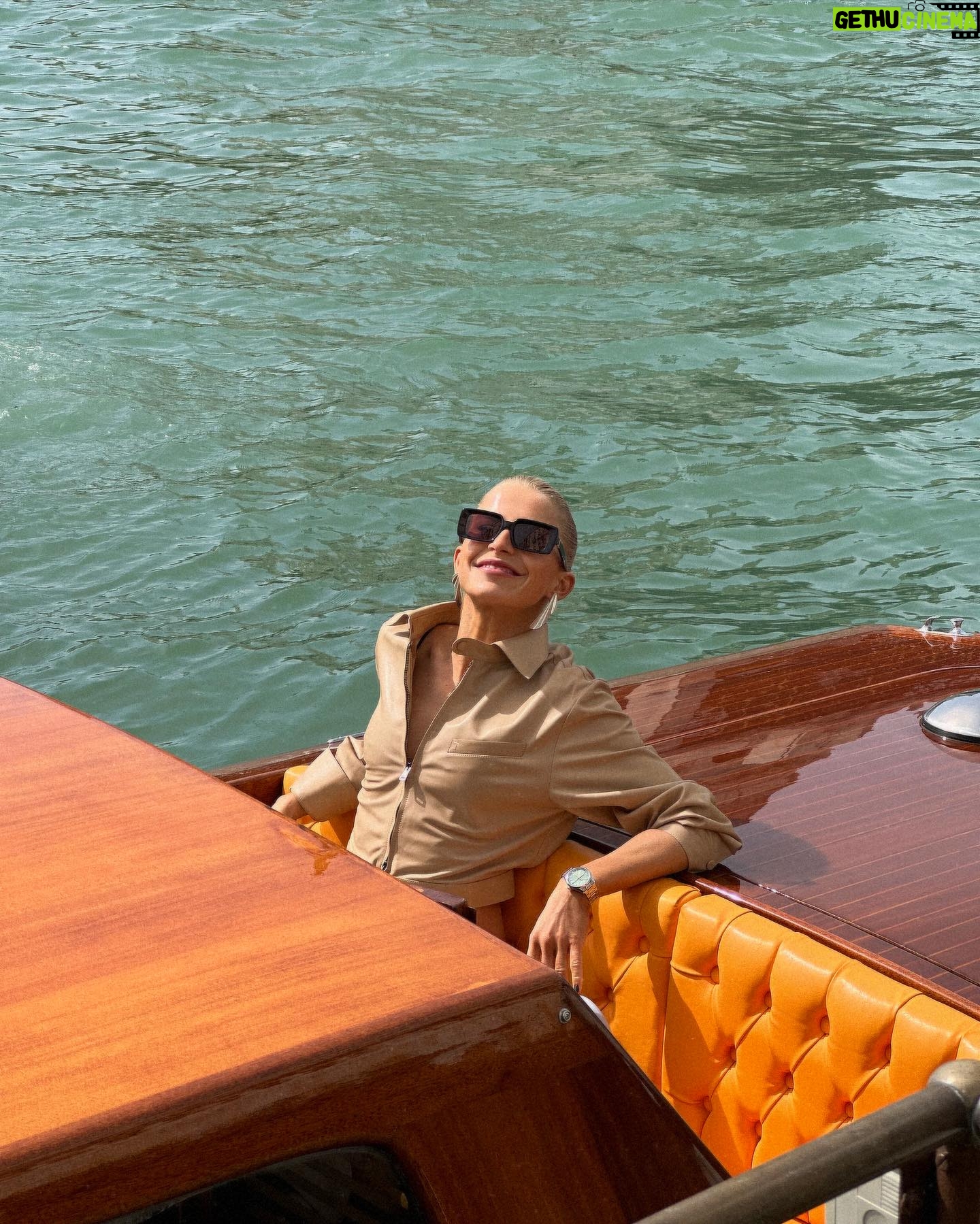 Caro Daur Instagram - Anzeige // ciao venezia 🇮🇹 had a blast at my first @labiennale wearing head-to-toe @tods #todsvenezia